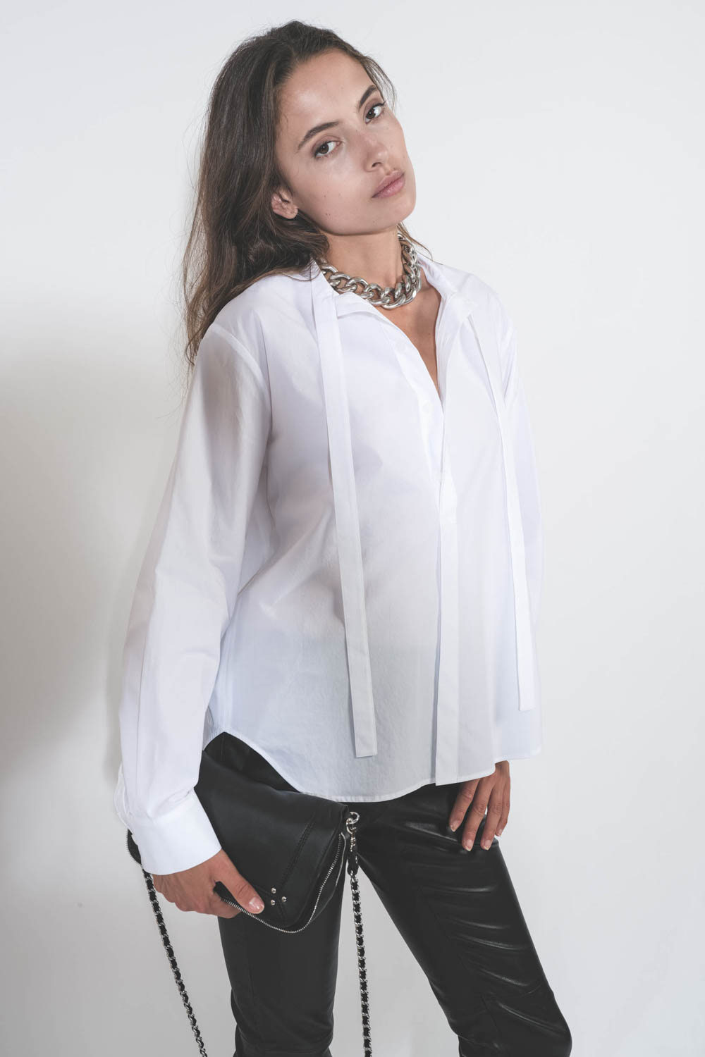 Chemise manches longues col mao avec lien en popeline de coton blanc. Détail du col.