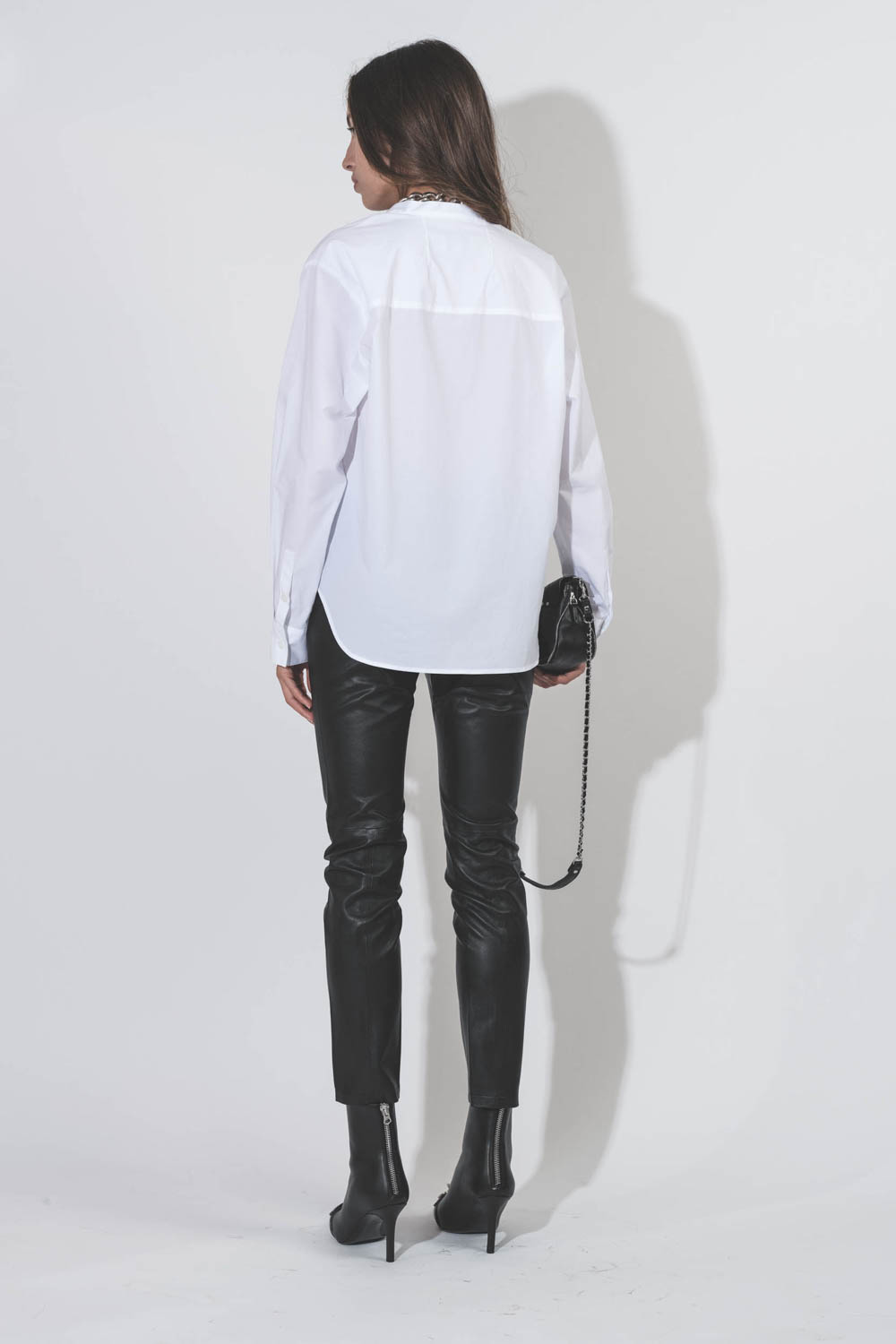 Chemise manches longues col mao avec lien en popeline de coton blanc. Porté de dos;