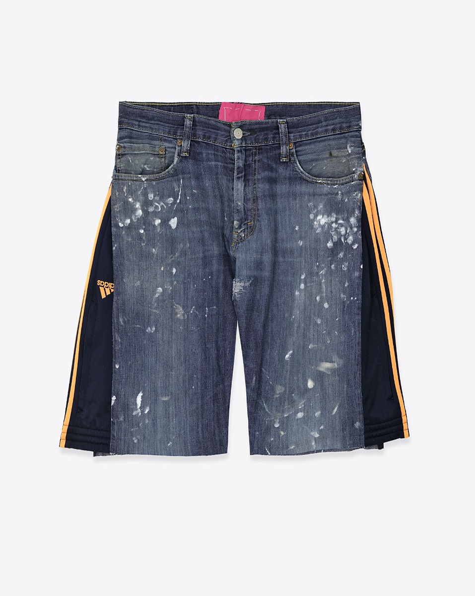 Short bermuda Upcycling Yekaterina Ivankova en denim bleu et peinture blanche, empi&egrave;cement bas de jogging Addidas sur les c&ocirc;t&eacute;s.