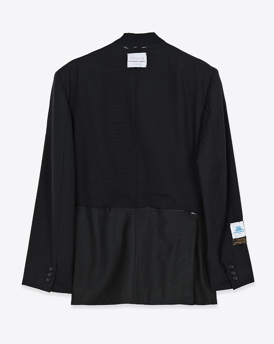 Blazer customis&eacute;e par Yekaterina Ivankova Upcycling en laine froide Noire. D&eacute;tail doublure de la poche blanche. Vue de dos.