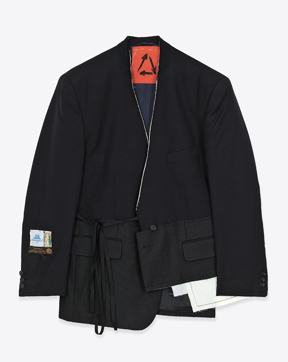 Blazer &agrave; nouer customis&eacute; par Yekaterina Ivankova Upcycling en laine froide noire et marine. Vue de face.