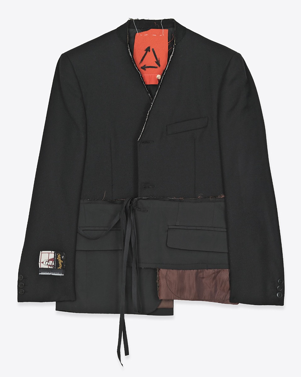 Blazer customis&eacute; par Yekaterina Ivankova Upcycling en laine vierge noir. D&eacute;tail de la doublure de la poche marron qui d&eacute;passe. Vue de face.