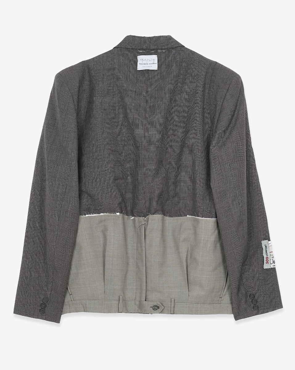 Blazer customis&eacute; par Yekaterina Ivankova Upcycling en laine froide grise et kaki. Bas de veste r&eacute;alis&eacute; avec un pantalon masculin. Vue de dos.