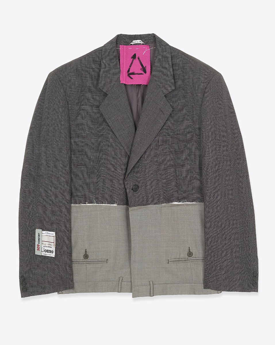 Blazer customis&eacute; par Yekaterina Ivankova Upcycling en laine froide grise et kaki. Bas de veste r&eacute;alis&eacute; avec un pantalon masculin. Vue de face.