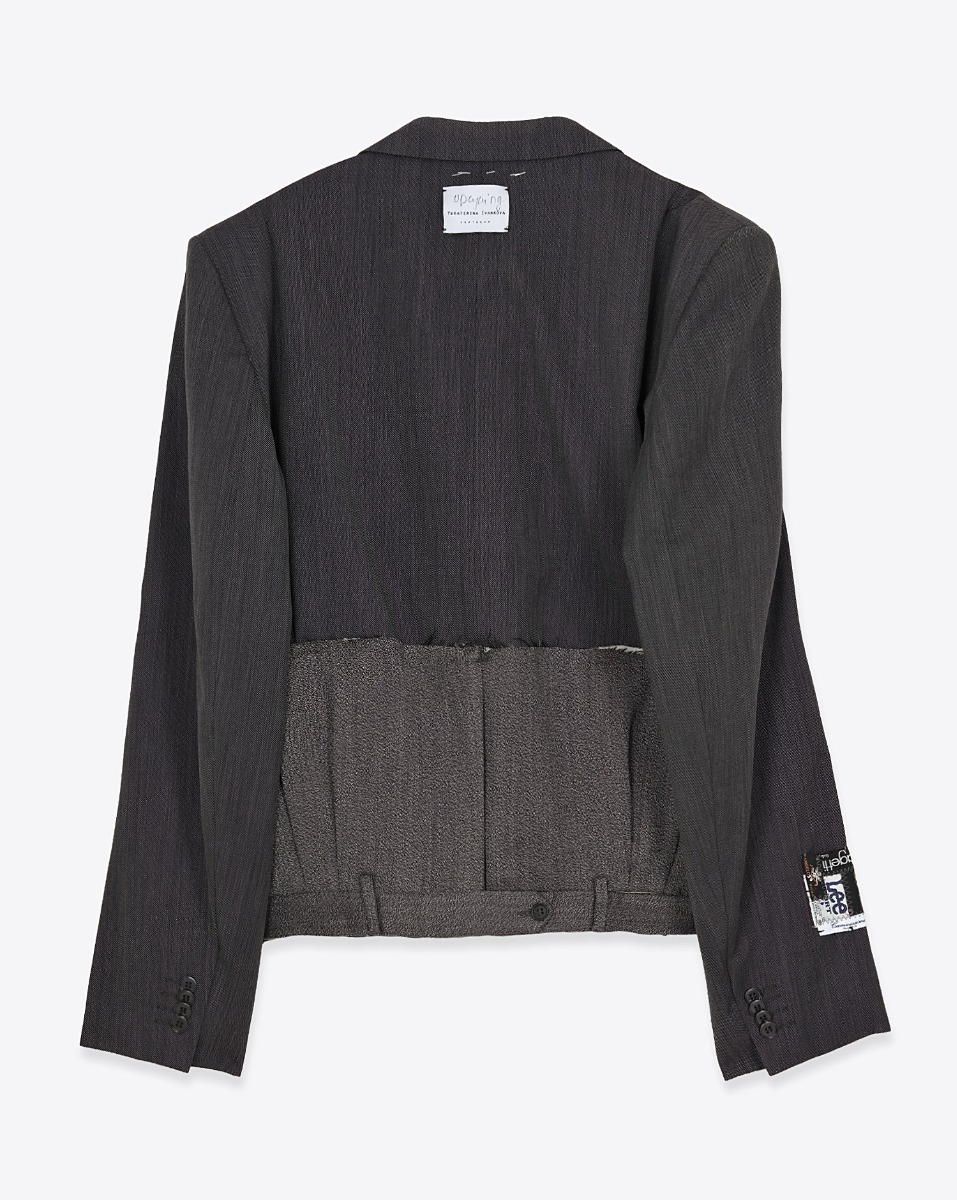 Blazer customis&eacute; avec un pantalon masculin en laine froide grise par Yekaterina Ivankova Upcycling. Vue de dos.