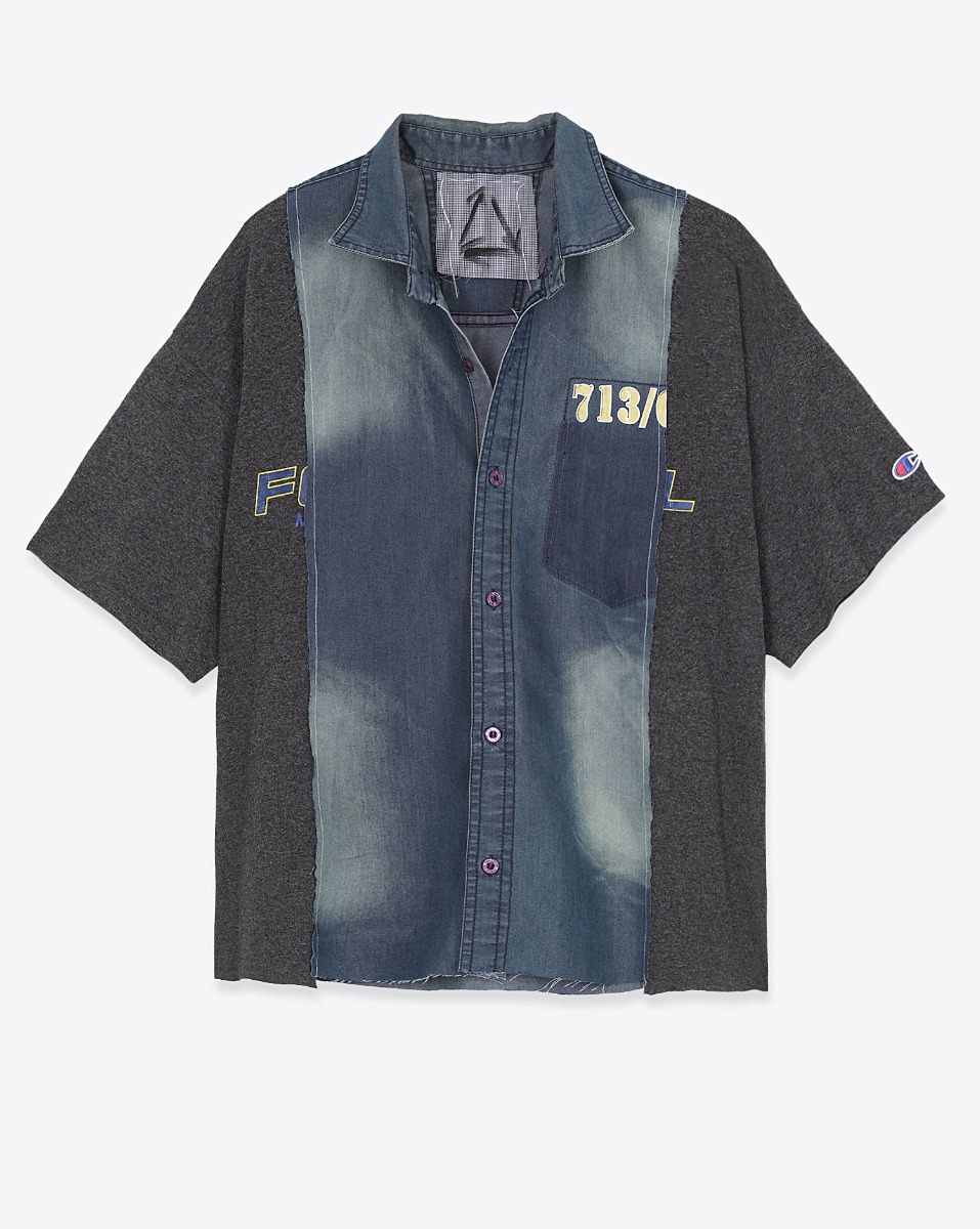 Chemise manches courtes Upcycling Yekaterina Ivankova bi-mati&egrave;re en denim et jersey gris anthracite. Vue de face.