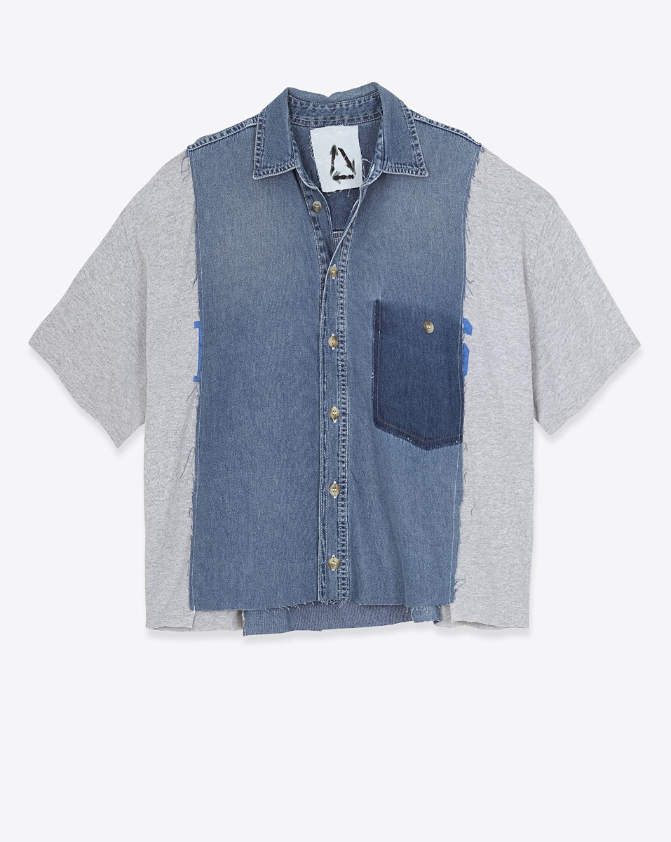 Chemise Upcycling Yekaterina Ivankova en denim bleu et jersey gris chin&eacute;. Vue de face.