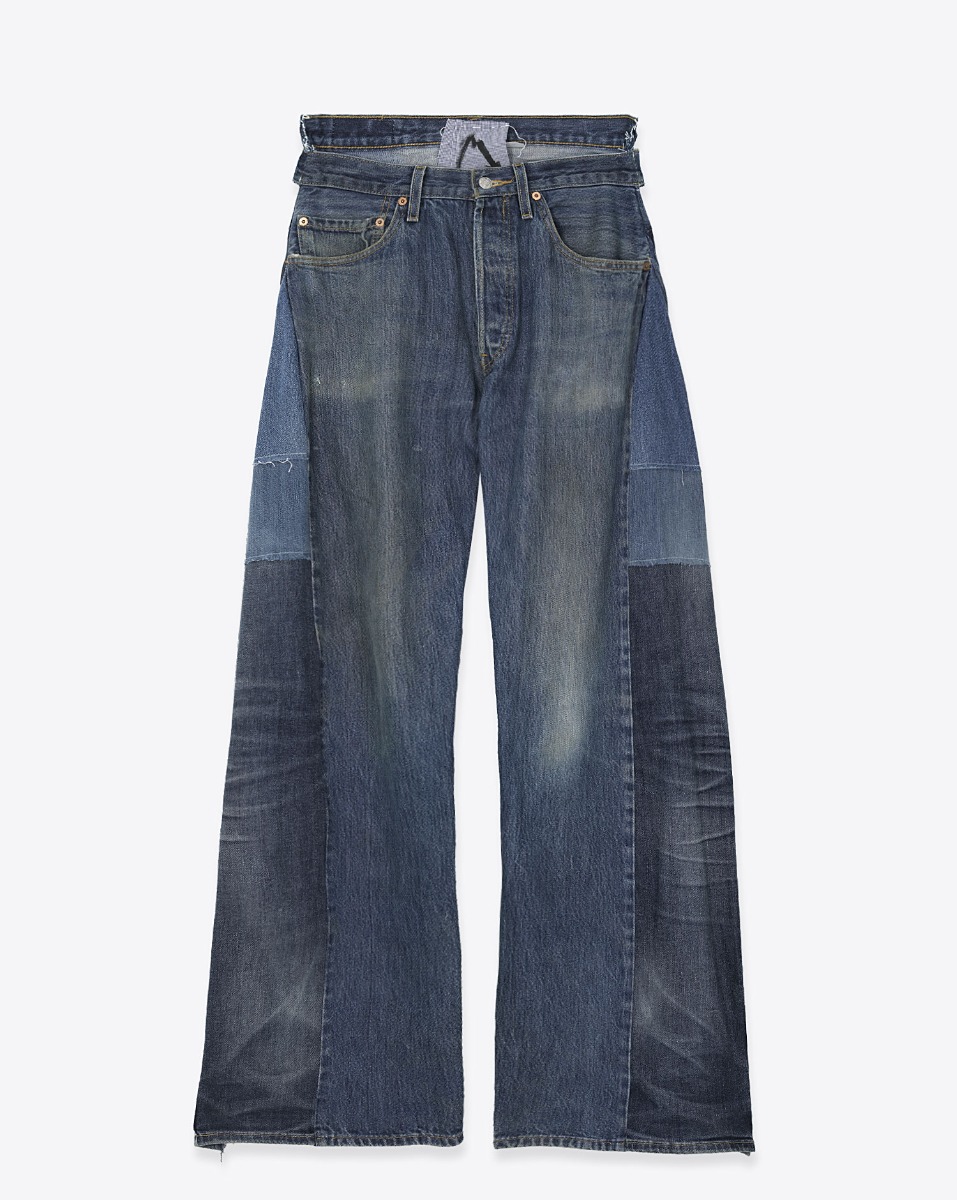 Jean Baggy Upcycling Yekaterina Ivankova en patchwork de denim bleu. Vue de face.