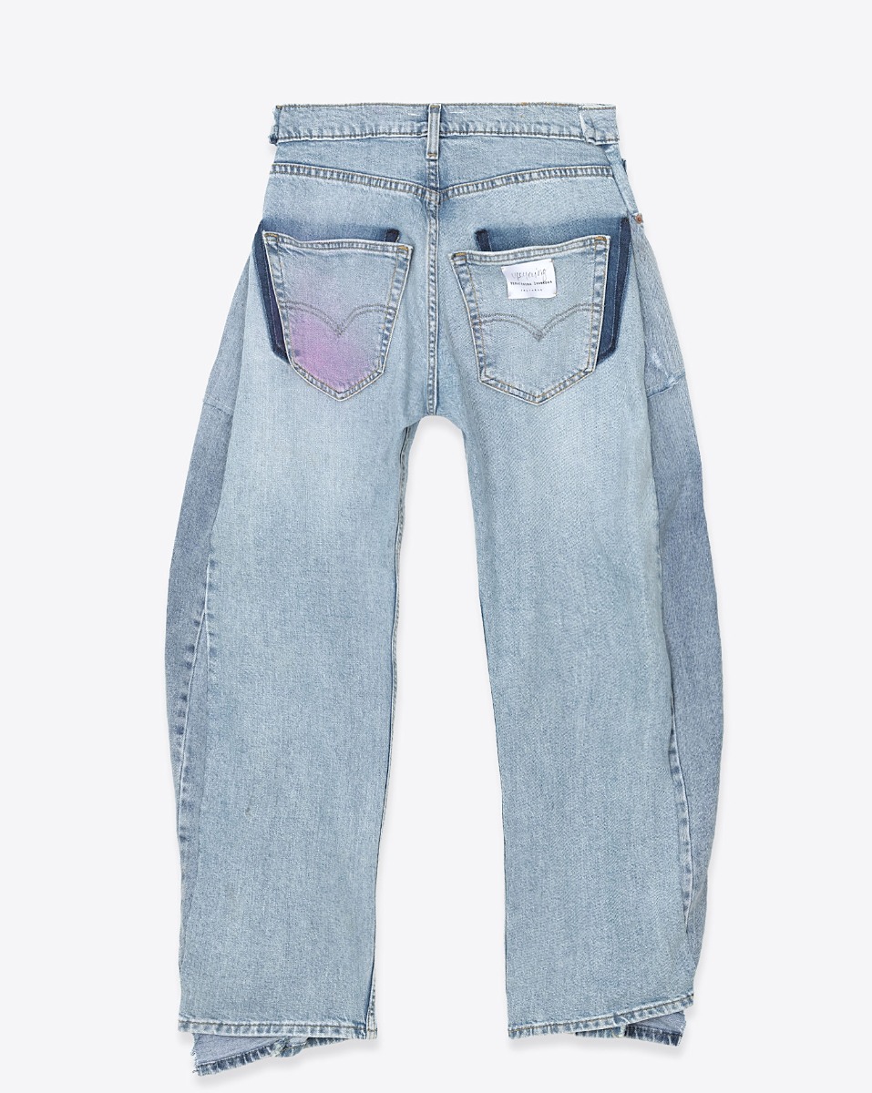 Jean Barrel Upcycling customis&eacute; par Yekaterina Ivankova en denim bleu clair. Vue de dos.