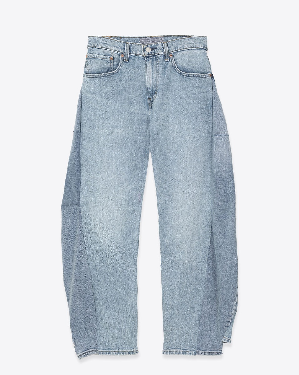 Jean Barrel Upcycling customis&eacute; par Yekaterina Ivankova en denim bleu clair. Vue de face.