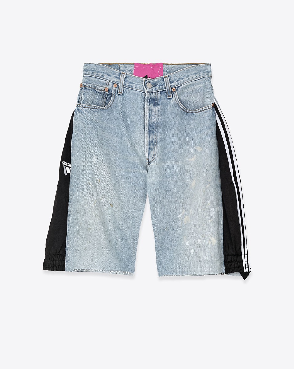 Short bermuda Upcycling customis&eacute; par Yekaterina Yvankova avec un bas de jogging Addidas. Vue de face.