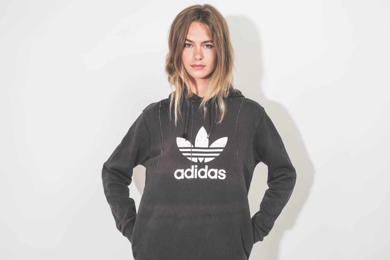 Sweatshirt à capuche Adidas vintage noir délavé logo blanc, upcyclé et customisé par Yekaterina Ivankova, détail du logo.
