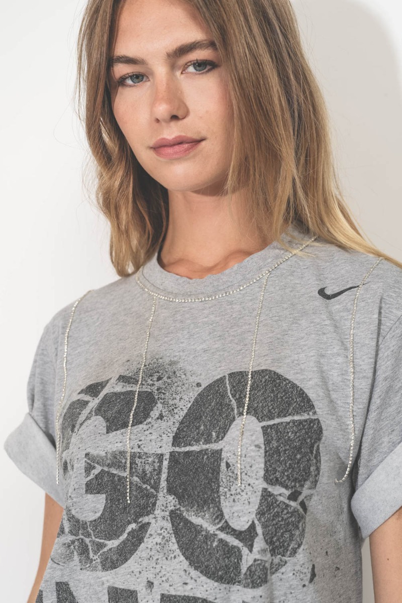 T-shirt Nike vintage Yekaterina Ivankova customis&eacute; en jersey gris chin&eacute;. D&eacute;tail des chaines de strass. 