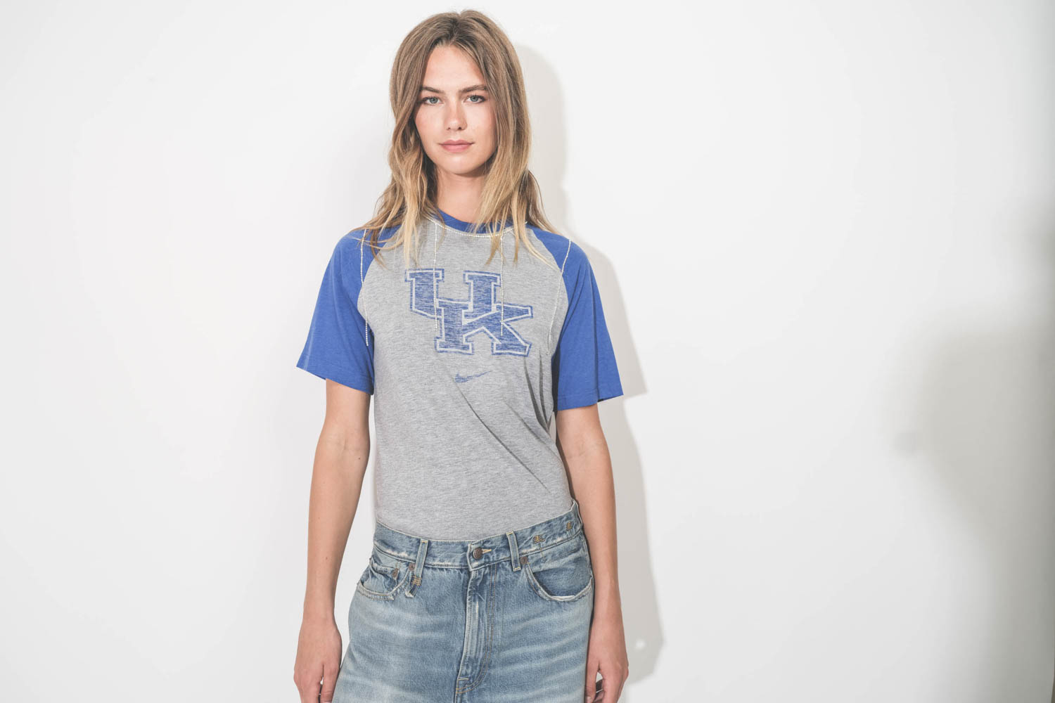 T-shirt Upcycling Yekaterina Ivankova en jersey gris chin&eacute; et bleu customis&eacute;. 