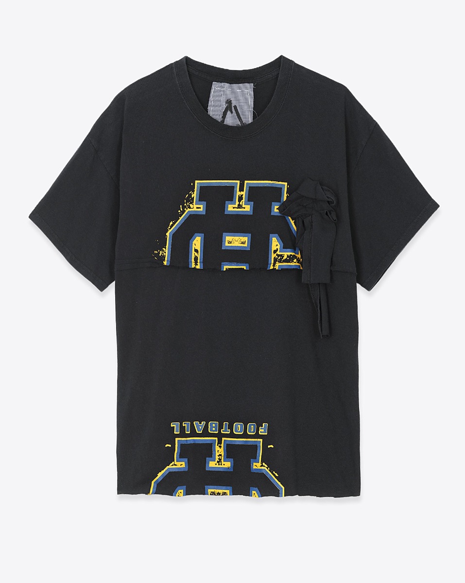 Tee-shirt manches courte Upcycling customis&eacute; par Yekaterina Ivankova en coton noir avec une fleur poitrine.