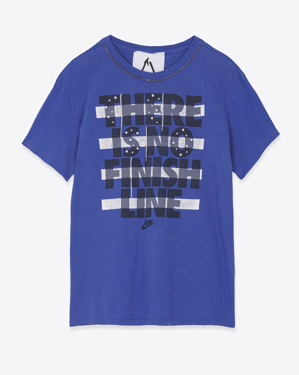 Tee-shirt Nike manches courtes Upcycling Yekaterina Ivankova en coton bleu customis&eacute; avec des perles et strass. Vue de face.