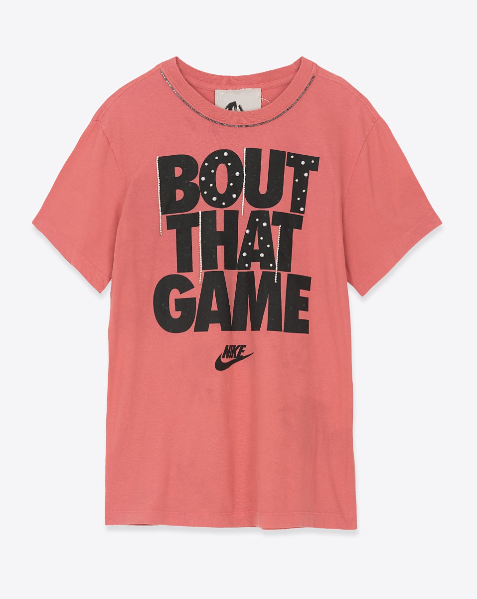 Tee-shirt Nike vintage customis&eacute; par Yekaterina Ivankova en coton rouge d&eacute;lav&eacute;. Vue de face.