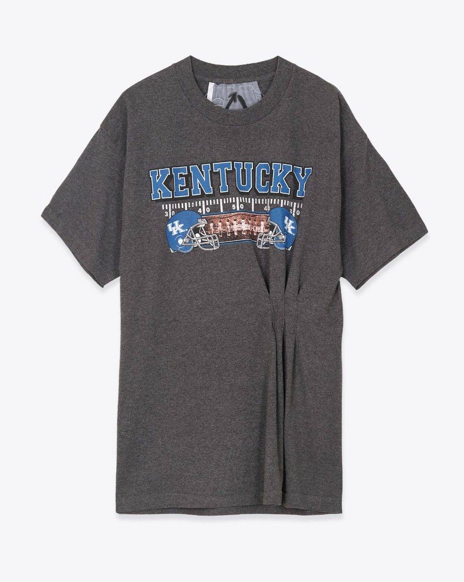 Tee-shirt manches courtes Upcycling customis&eacute; par Yekaterina Ivankova en coton gris chin&eacute; fonc&eacute; s&eacute;rigraphie bleue. Vue de face.