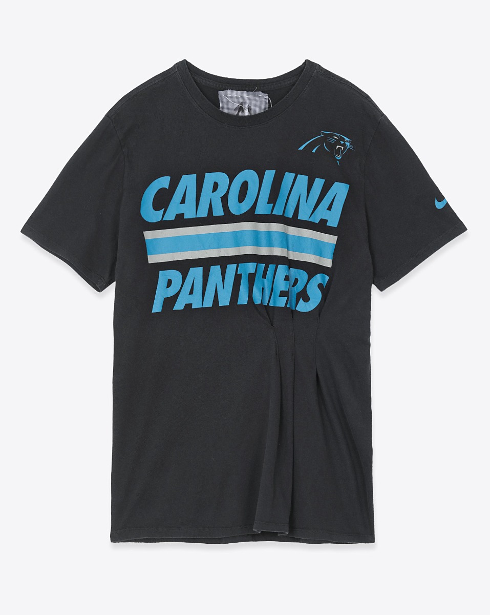 Tee-shirt manches courtes Nike Upcycling customis&eacute; par Yekaterina Ivankova en coton noir, s&eacute;rigraphie bleu. Vue de face.