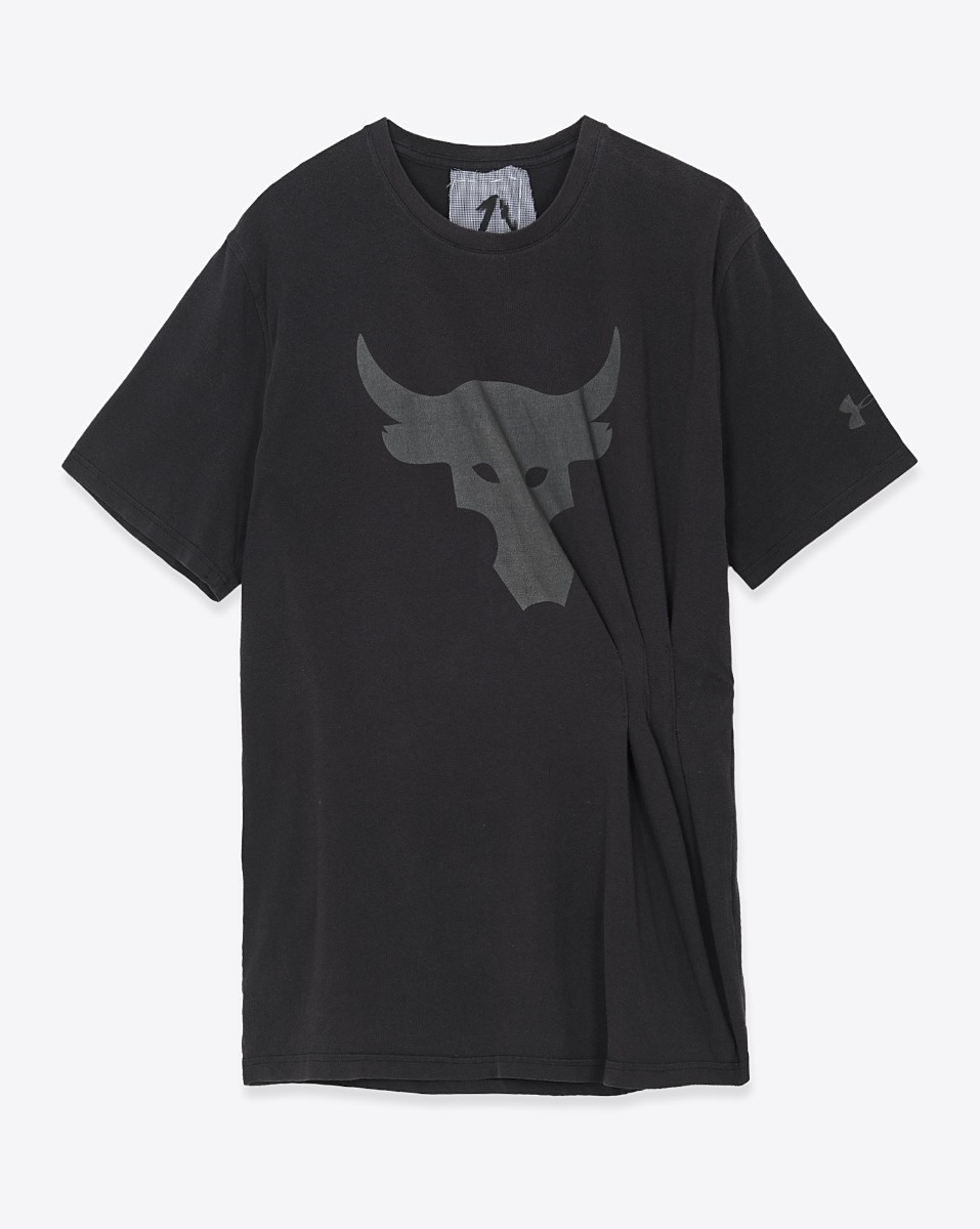 Tee-shirt manches courtes Upcycling Yekaterina Ivankova en coton noir avec plis. Vue de face.