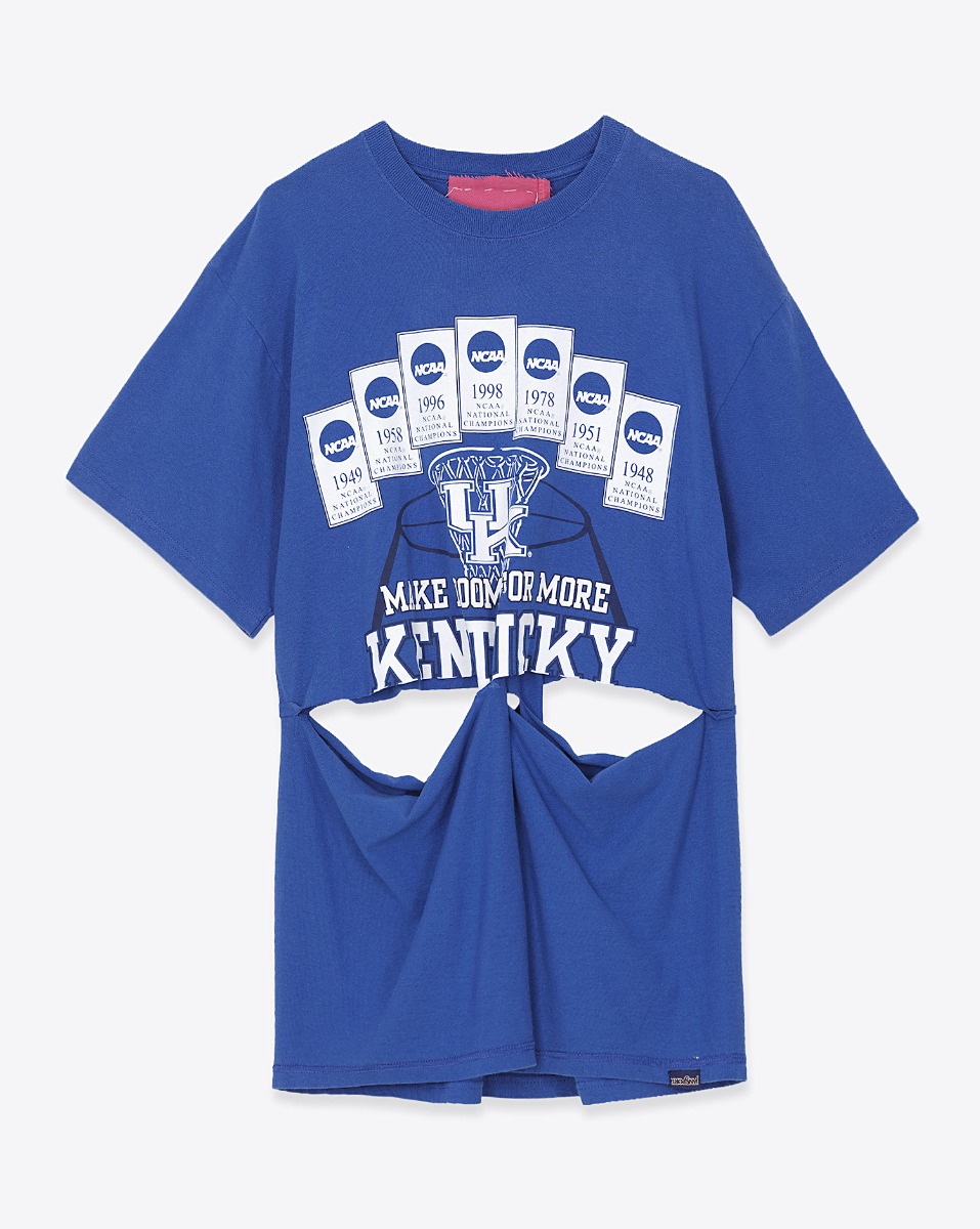 Tee-shirt r&eacute;versible manches courtes Upcycling Ykaterina Ivankova en coton bleu vintage, s&eacute;rigraphie blanche. Vue de face.