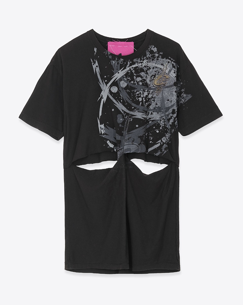 Tee-shirt manches courtes Upcycling Yekaterina Ivankova en coton noir imprim&eacute; et r&eacute;versible. Vue de face.