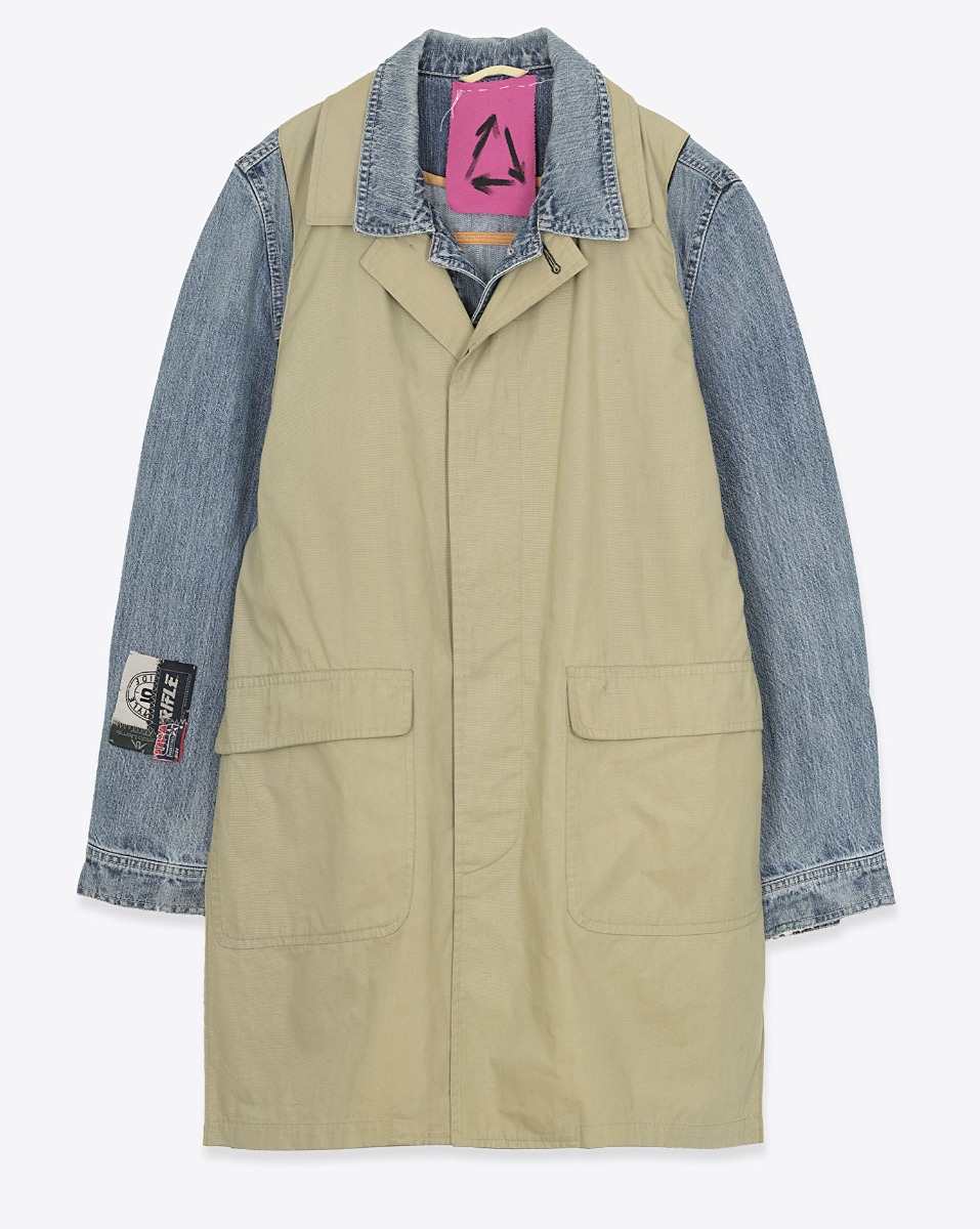 Trench Upcycling Yekaterina Ivankova en denim bleu et toile beige fonc&eacute;. Vue de face.