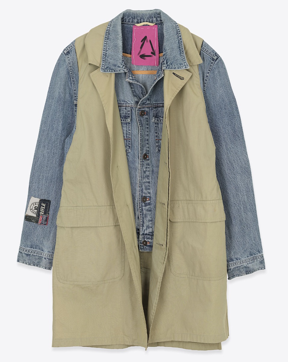 Trench Upcycling Yekaterina Ivankova en denim bleu et toile beige fonc&eacute;. Vue de face ouvert.