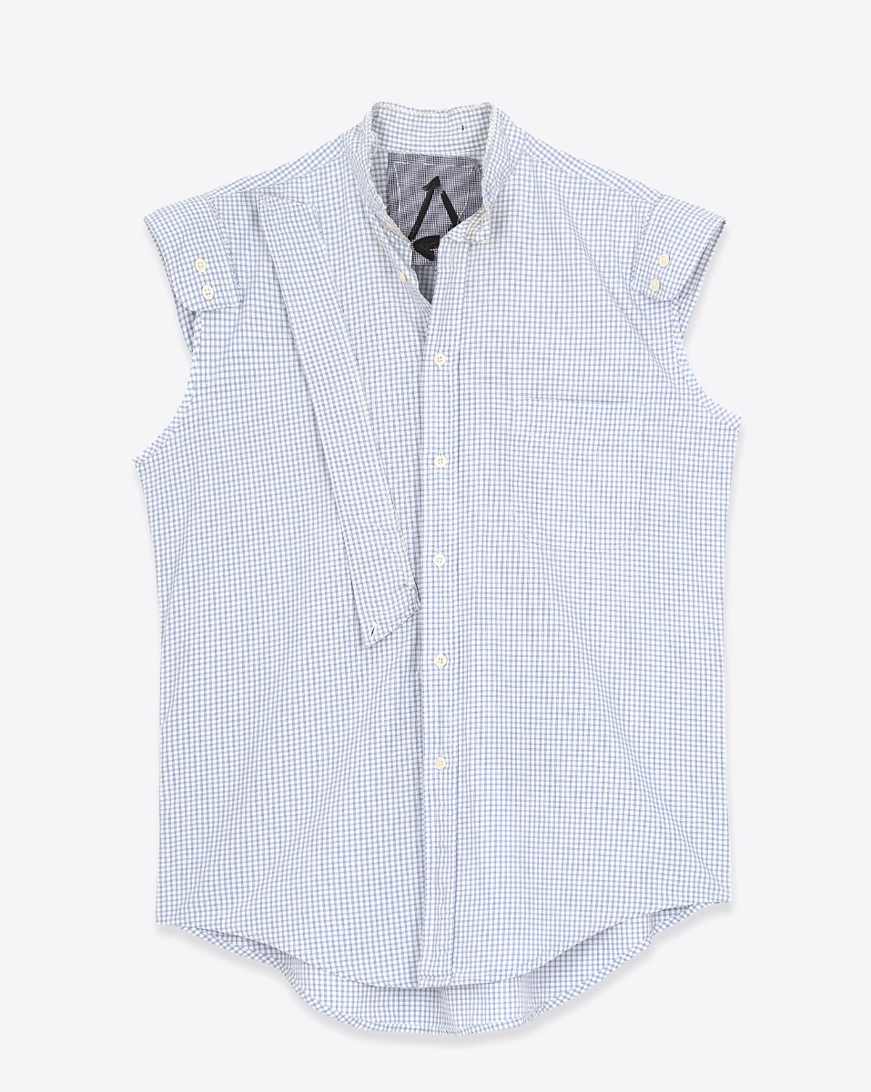 Chemise sans manches Upcycling Yekaterina Ivankova en vichy bleu clair. Vue de face.