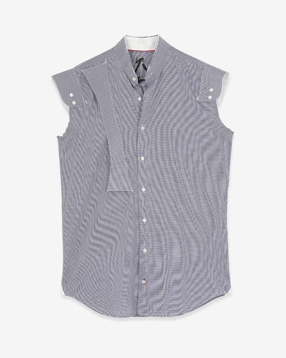 Chemise sans manches Upcycling Yekaterina Ivankova en vichy bleu marine et blanc. Vue de face.