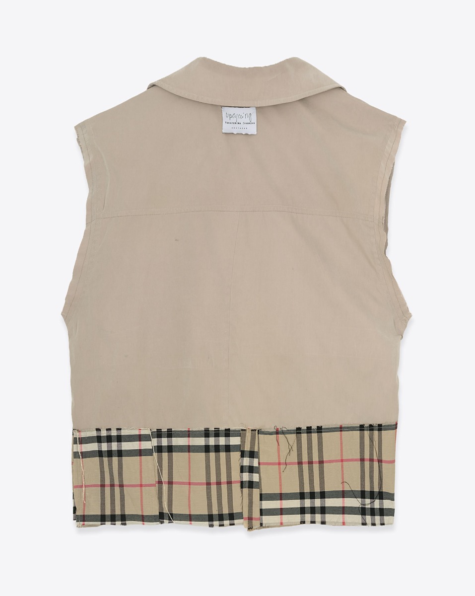 Veste sans manches Upcycling Yekaterina Ivankova en toile beige et carreaux &laquo; Burberry &raquo;. Vue de dos.