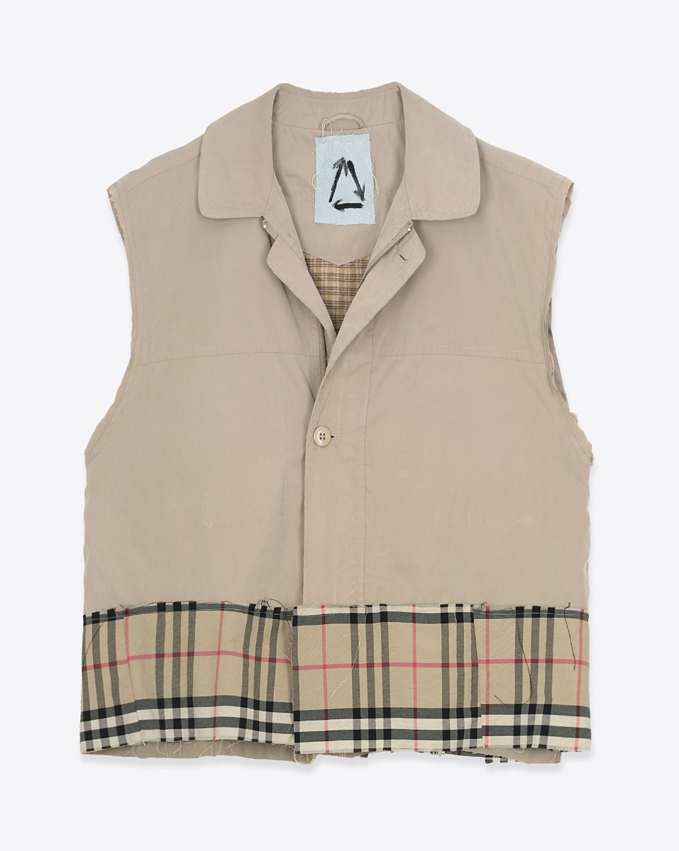 Veste sans manches Upcycling Yekaterina Ivankova en toile beige et carreaux &laquo; Burberry &raquo;. Vue de face.