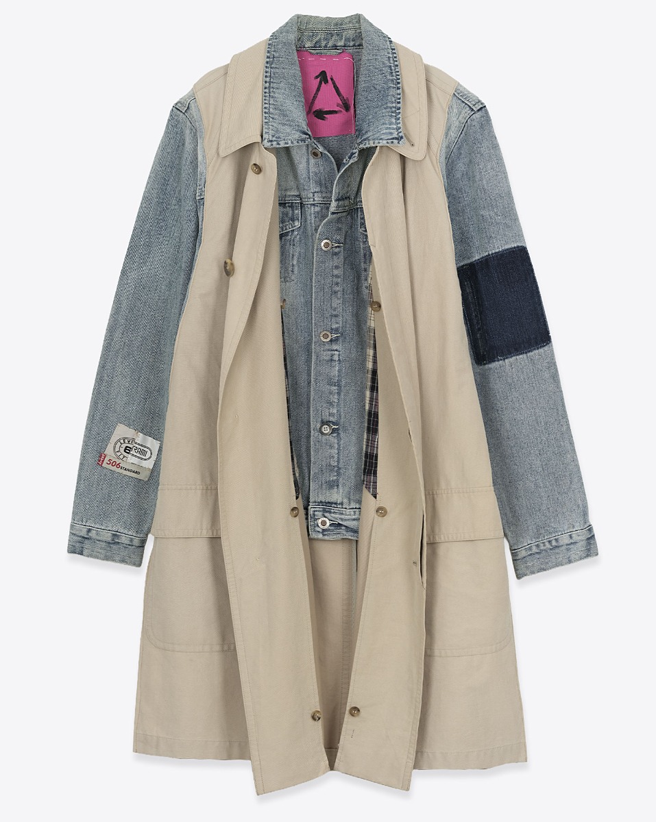 Trench Upclycling Ykaterina Ivankova en denim et toile beige. Vue de face ouvert.