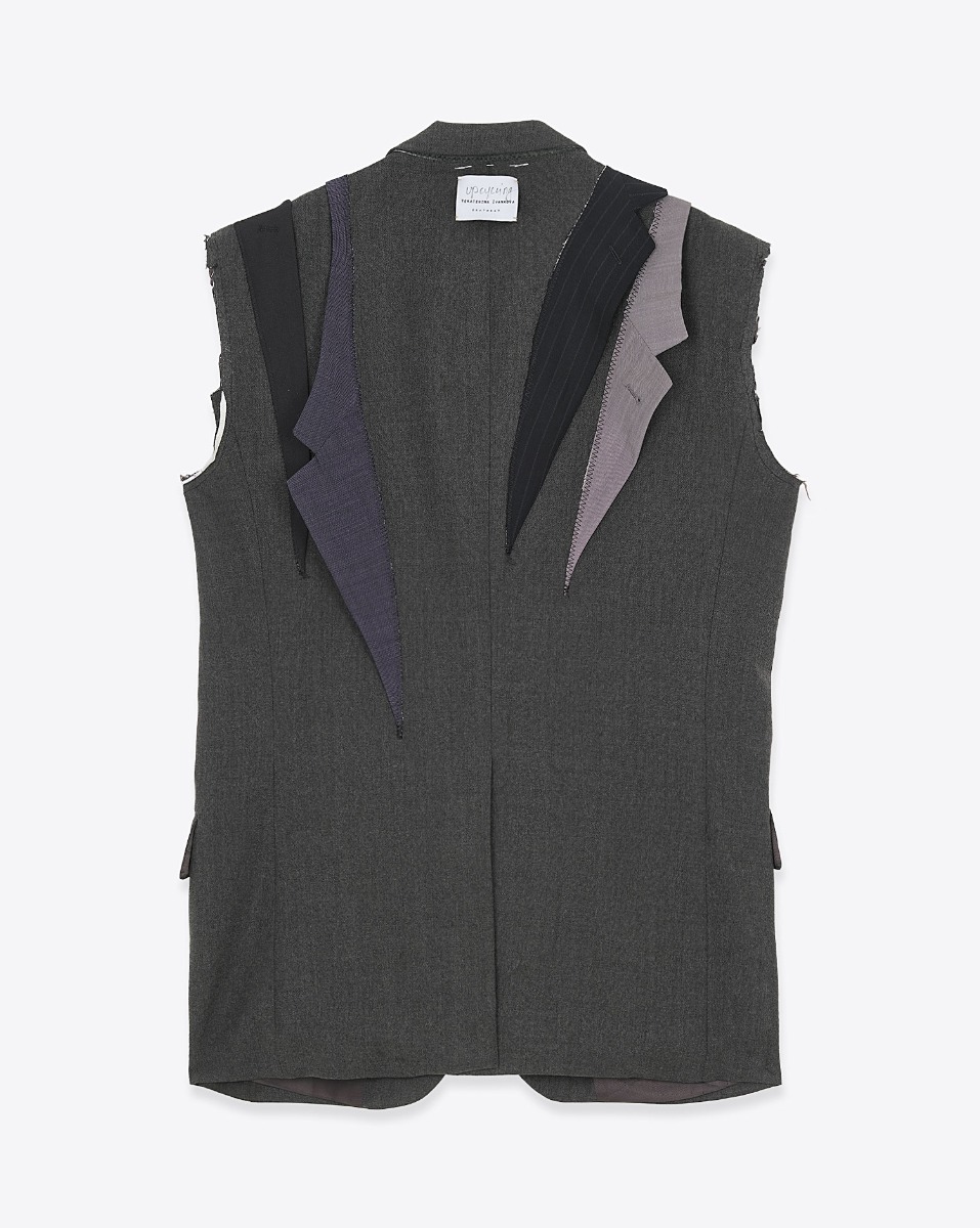 Veste sans manches customis&eacute;e par Yekaterina Ivankova Upcycling en laine froide grise anthracite. Vue de dos.