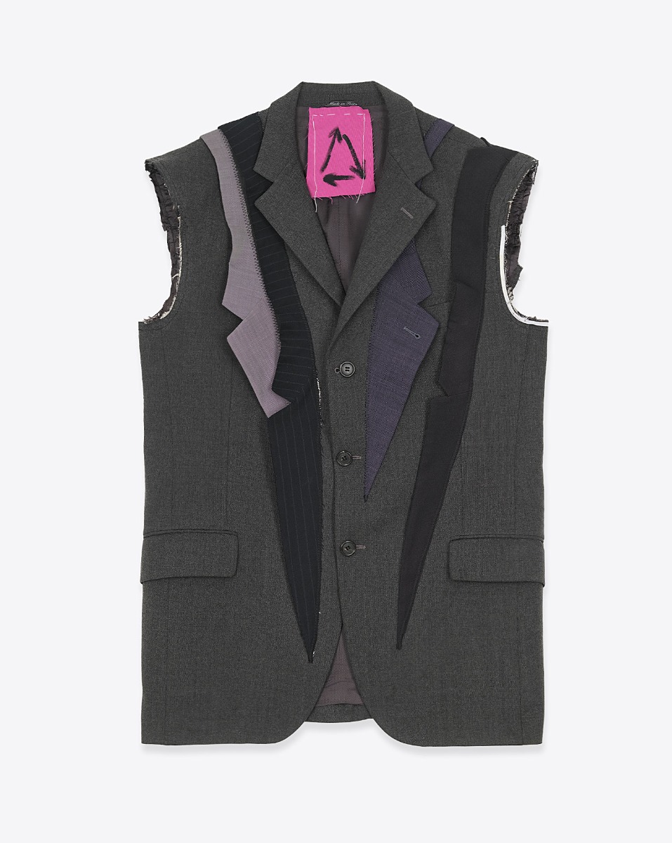 Veste sans manches customis&eacute;e par Yekaterina Ivankova Upcycling en laine froide grise anthracite. Vue de face.