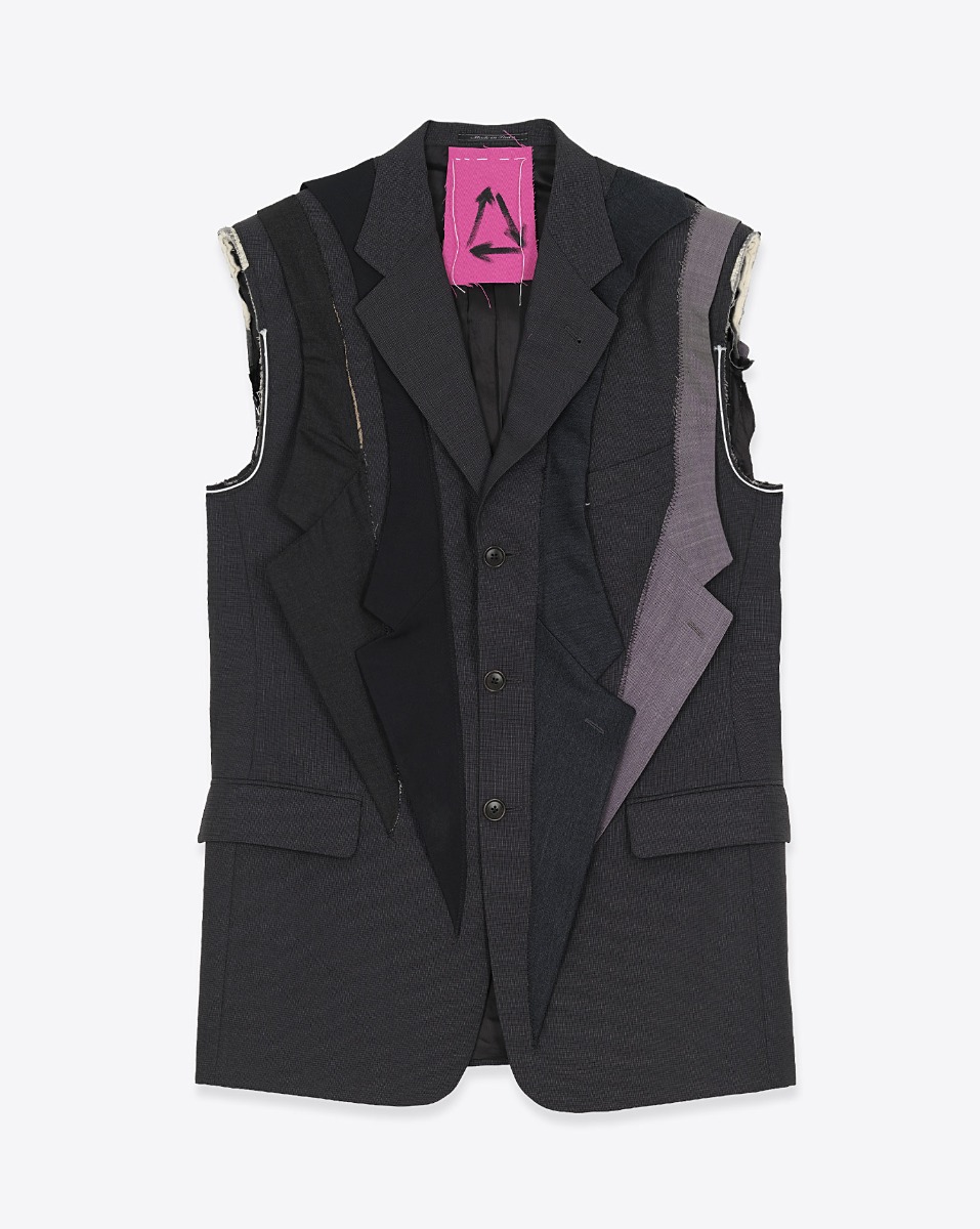 Veste sans manches customis&eacute;e par Yekaterina Ivankova Upcycling en laine froide grise et marine. Vue de face.