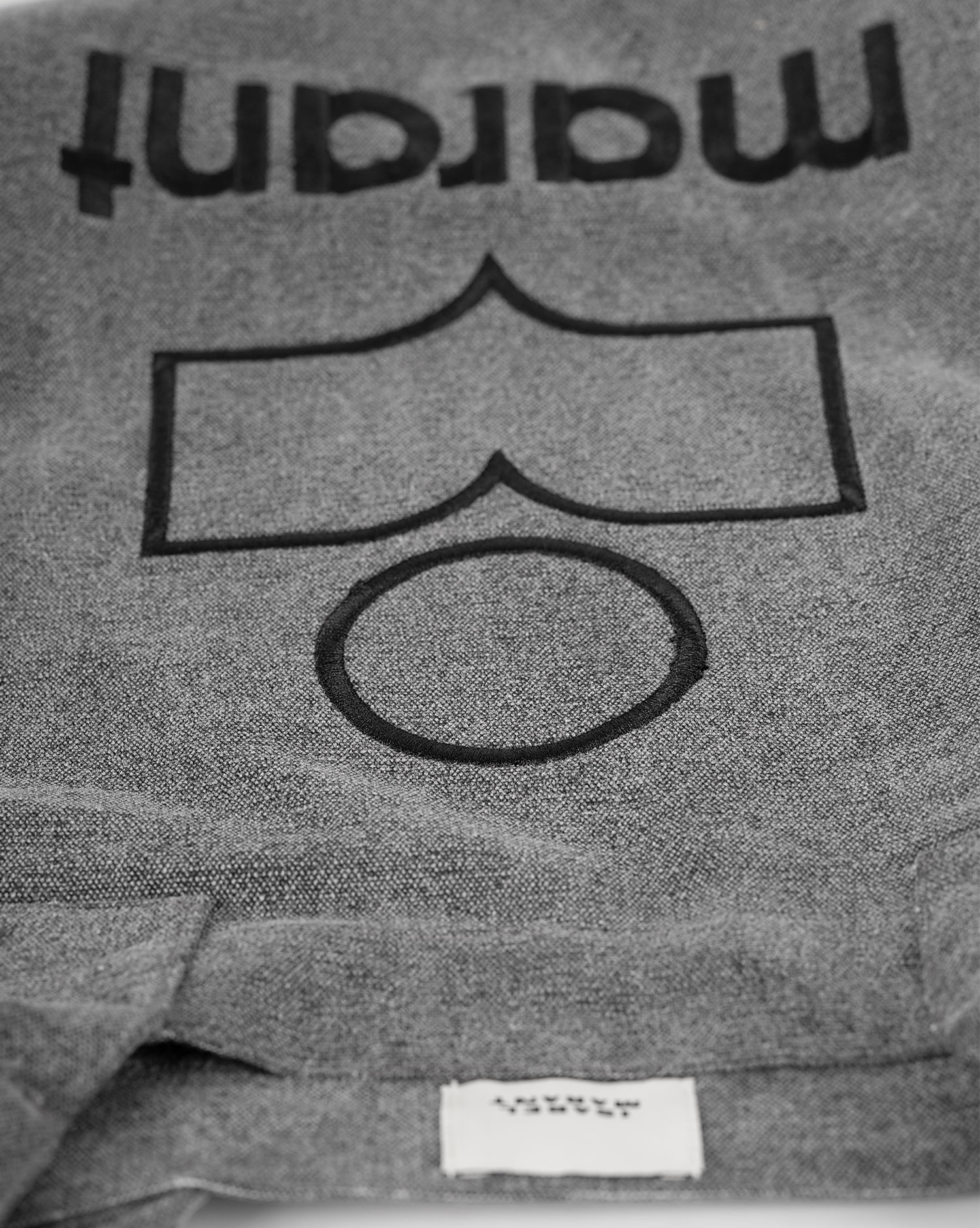 Sac cabas Yenky Isabel Marant gris avec logo. Détail logo.