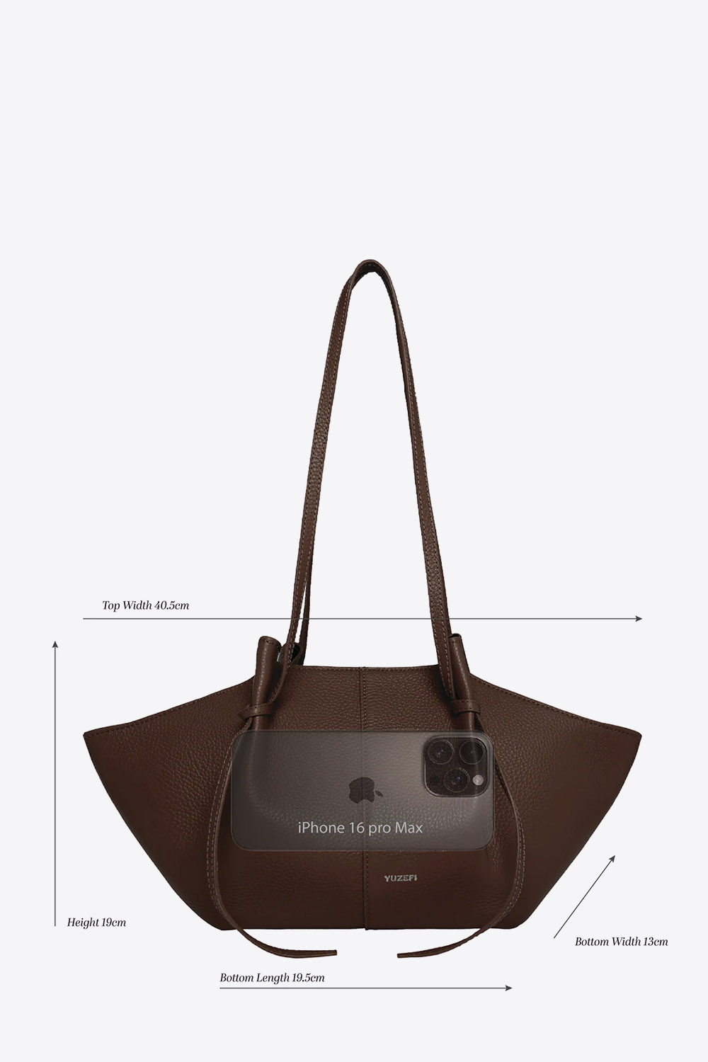 Dimensions du sac Mochi Yuzefi en cuir suédé Fennel camel sable, sac porté épaule à la silhouette structurée avec anses nouées signature.