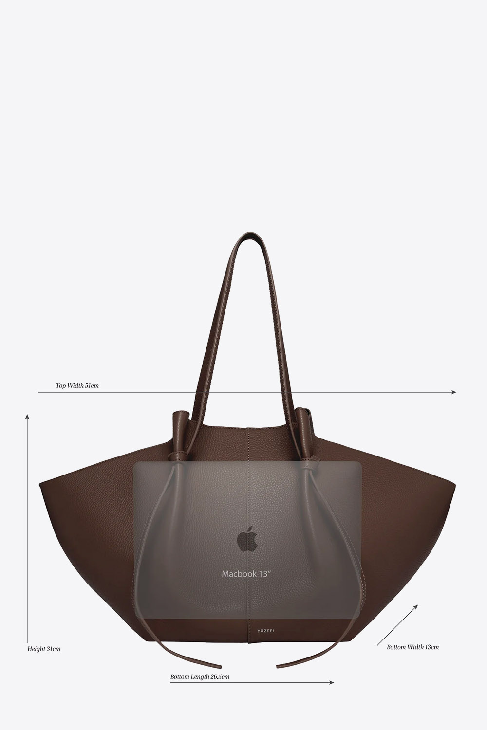 Dimension du sac cabas Mochi Large Yuzefi en cuir suédé Fennel camel sable, grand sac porté épaule à la silhouette structurée et au design contemporain.
