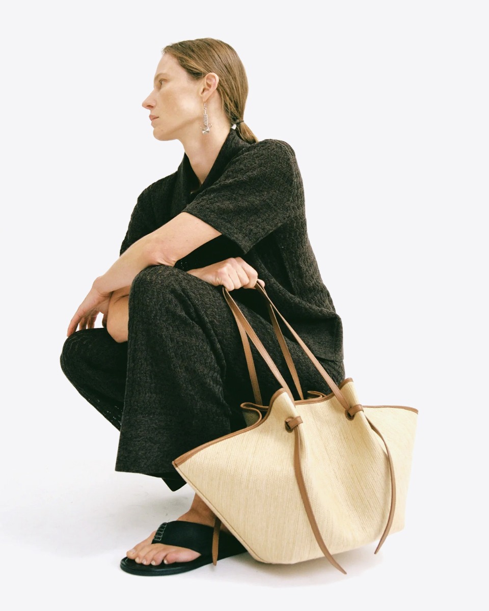 Sac panier Mochi large Yuzefi en raffia biscuit (&eacute;cru), port&eacute; &agrave; la main.