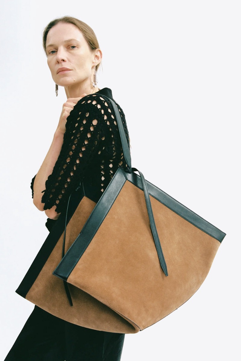 Sac cabas Wonton Yuzefi en cuir su&eacute;d&eacute; cognac, port&eacute; de profil &agrave; l'&eacute;paule.