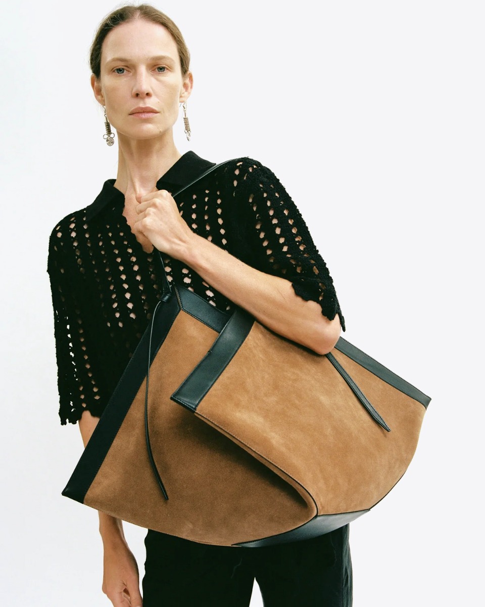 Sac cabas Wonton Yuzefi en cuir su&eacute;d&eacute; cognac, port&eacute; de face &agrave; l'&eacute;paule.