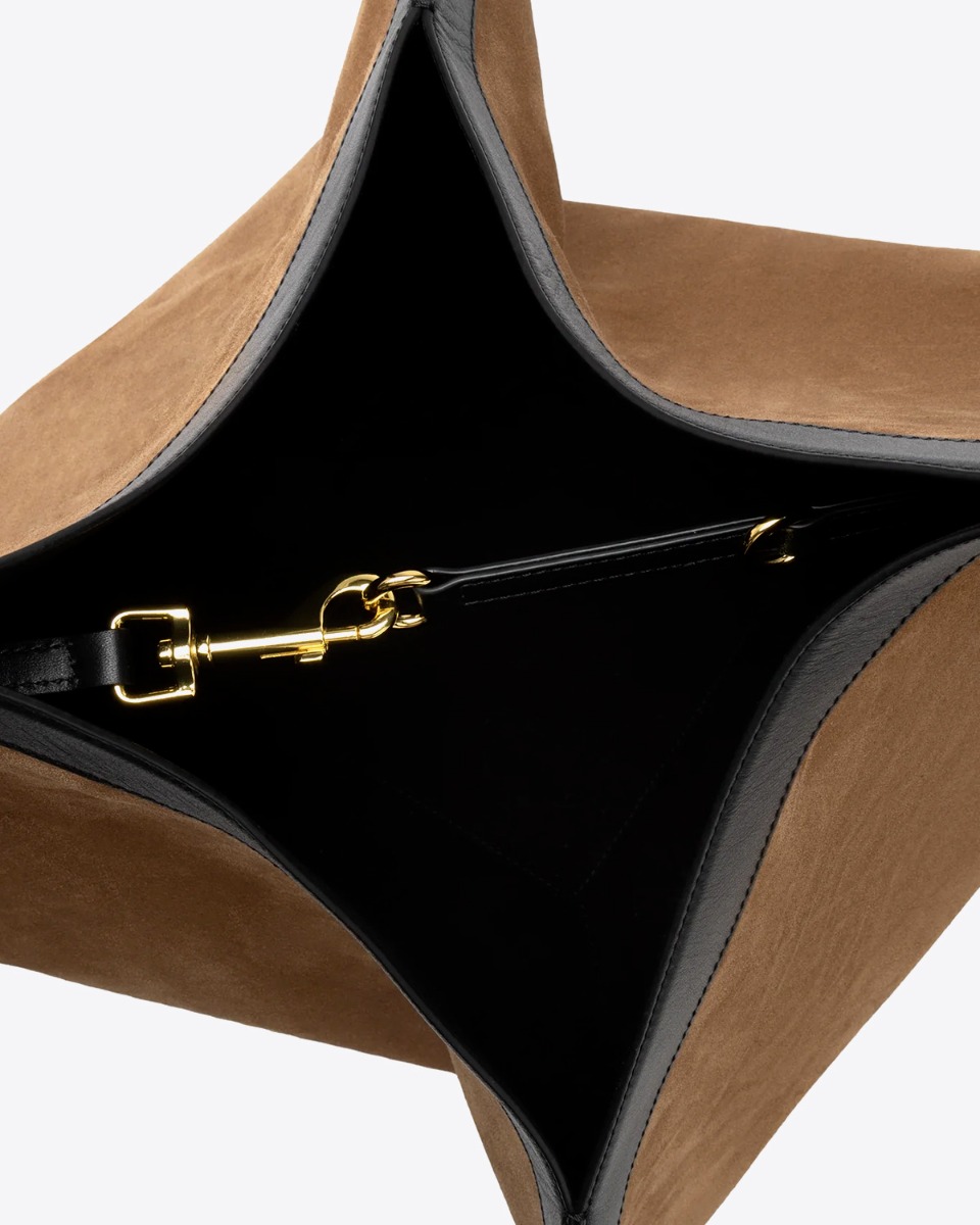 Sac cabas Wonton Yuzefi en cuir su&eacute;d&eacute; cognac. D&eacute;tail de la fermeture.