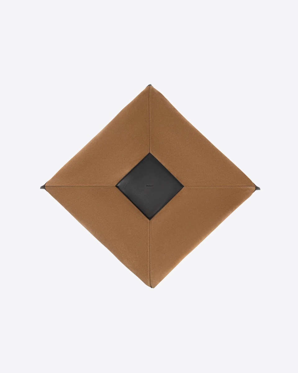 Sac cabas Wonton Yuzefi en cuir su&eacute;d&eacute; cognac. D&eacute;tail du dessous du sac.