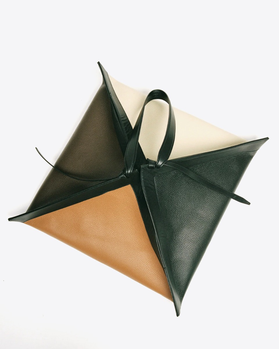Sac cabas Wonton large Yuzefi en cuir grain&eacute; Coffee (marron, &eacute;cru, noir, cognac). Vue du dessus.