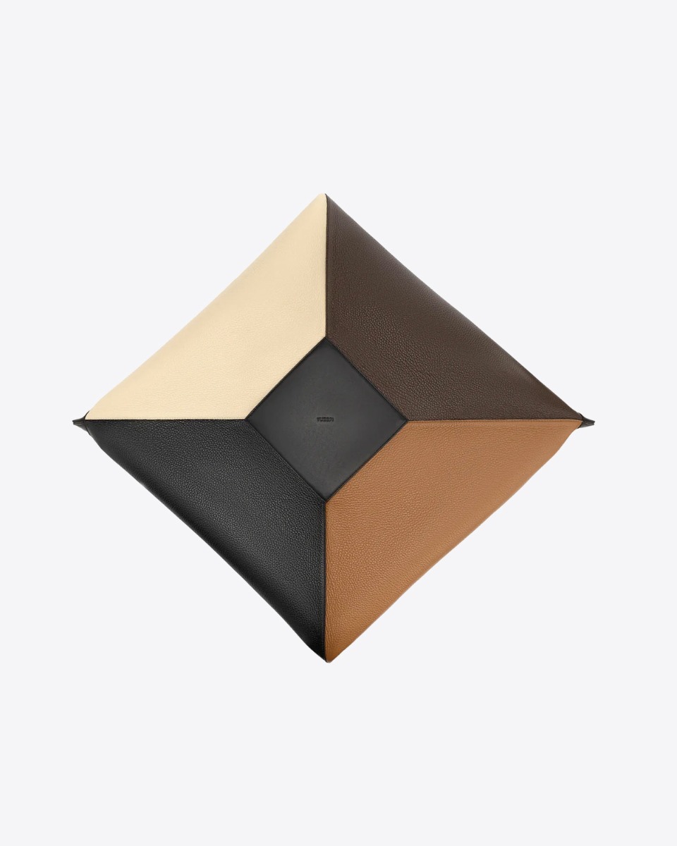 Sac cabas Wonton large Yuzefi en cuir grain&eacute; multi-couleurs Coffee (marron, &eacute;cru, noir, cognac). D&eacute;tail du dessous du sac.