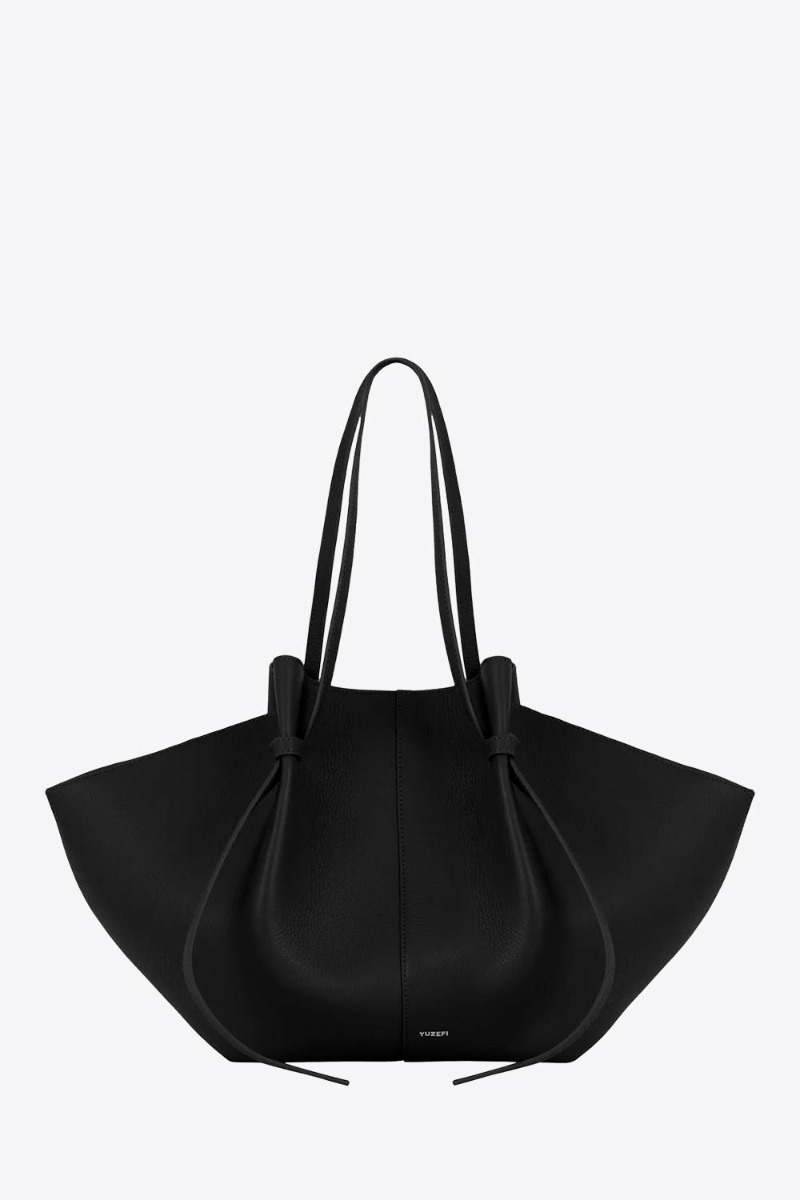 Sac cabas Mochi large Yuzefi cuir grain&eacute; noir, vue de face.