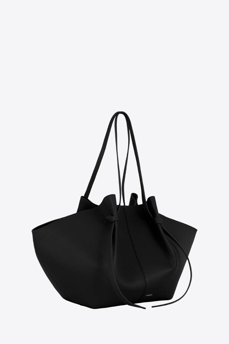 Sac cabas Mochi large Yuzefi cuir grain&eacute; noir, vue de profil.