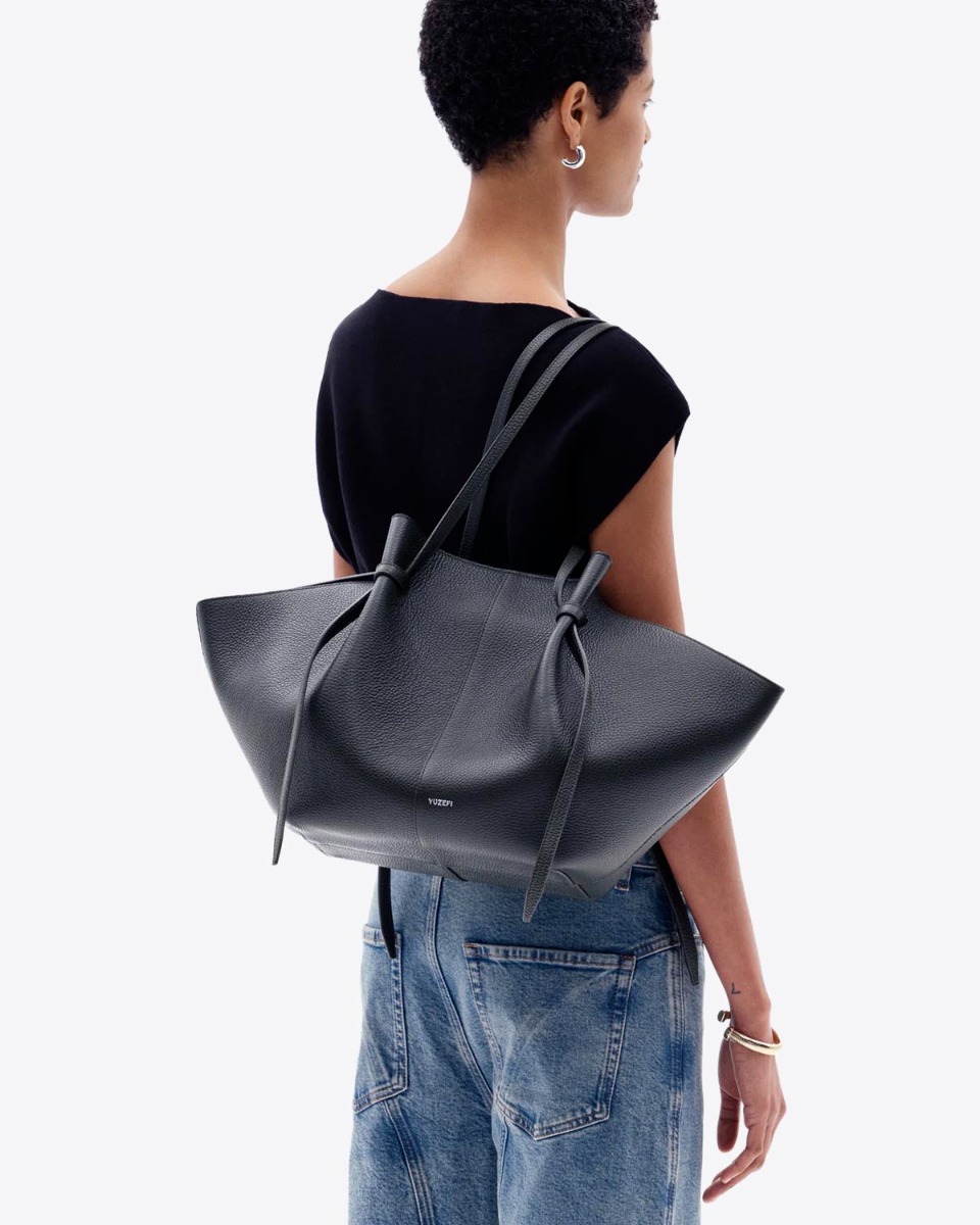 Sac cabas Mochi large Yuzefi cuir grain&eacute; noir, port&eacute; &eacute;paule.