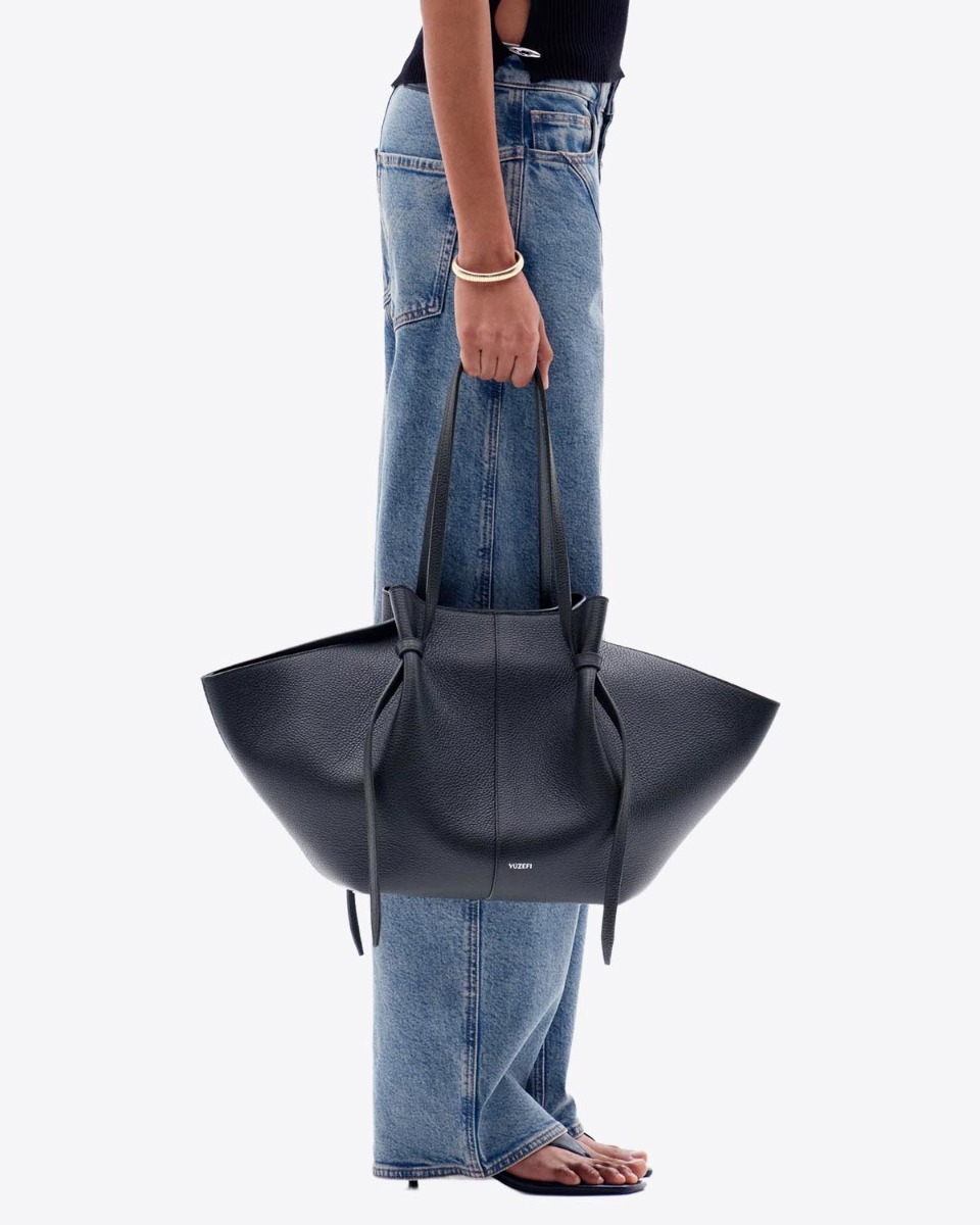 Sac cabas Mochi large Yuzefi cuir grain&eacute; noir, port&eacute; main.